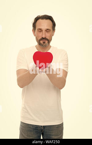 Herz Geschenk oder zu präsentieren. Gruß aus ehrlichem Herzen. Man bärtige Hipster halten Herz. Valentines Tag feiern. Liebe und romantische Gefühle Konzept. Verlieben. Mich zu Ihnen. Herz-Attribut von Valentine. Stockfoto