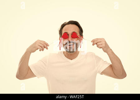 Gruß aus ehrlichem Herzen. Valentines Tag feiern. Liebe und romantische Gefühle Konzept. Herz-Attribut von Valentine. Herz Geschenk präsentieren. Man bärtige Hipster halten Herz. Romantischer Kerl verlieben. Stockfoto