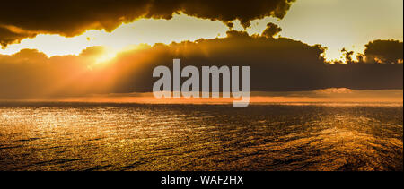 Sonnenaufgang über dem Meer und wunderschöne cloudscape Stockfoto