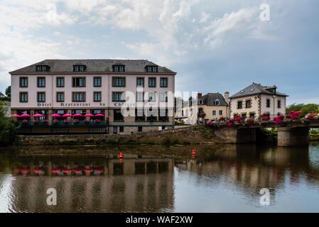 Josselin, Frankreich - Juli 26, 2018: Blick auf die mittelalterliche Stadt in der Morbihan in der Bretagne entfernt Stockfoto