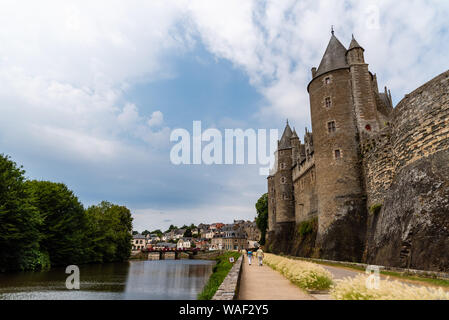 Josselin, Frankreich - Juli 26, 2018: Blick auf die Burg und den Fluss in der mittelalterlichen Stadt, Bretagne Stockfoto