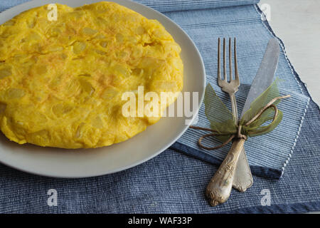 Spanisches Omelette genannt Tortilla de patatas mit Vintage Besteck Stockfoto