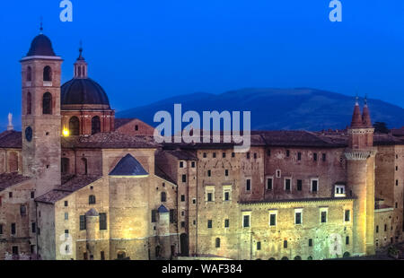 Italien Marken Urbino anzeigen Dom und Dogenpalast Stockfoto