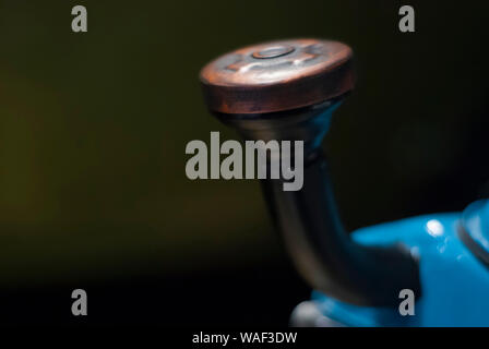 Hals einiger vintage Tank mit einem Kupfer Deckel close-up auf einem unscharfen Hintergrund Stockfoto