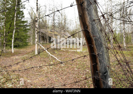 Der stacheldraht der Gulag Lager entlang der ''Dead Bahn''. Die Überreste der 'Dead-Straße" durch die NS-Zwangsarbeiter des Gulag System zwischen 1949 und 1953 gebaut. Dieser Bahn links die Städte Salekhard und Nadym in der Jamal-nenzen autonomen Region. Es war ein fast technisch unmöglich Projekt von Stalin gestartet und sofort durch die sowjetischen Behörden gestoppt nach dem Tod des Diktators. Stockfoto