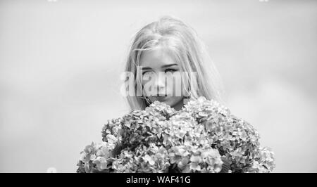 Frühling blühen. Pollenallergie. Sanfte Blume für die zarte Frau. Mädchen Ausschreibung blond halten Hortensie Blumen Blumenstrauß. Allergiefrei leben. Stop Allergie blühenden Jahreszeit. Genießen Sie Frühling ohne Allergie. Stockfoto