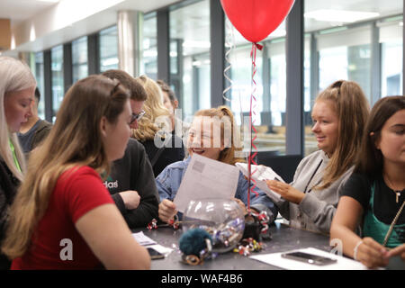 Studenten, die ihre Ergebnisse in Rochdale 6. Form, Rochdale, Großbritannien. Stockfoto