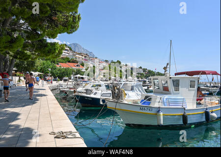 Der Hafen von Brela. Die Lage an der Riviera von Makarska in Kroatien ist bekannt für seine Schönheit. Stockfoto