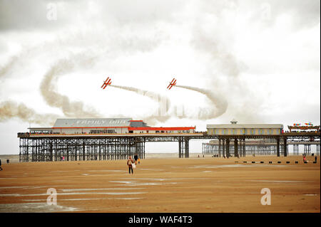 Wing Wanderer auf doppeldecker Fliegen über Central Pier in Blackpool Air Show 2019 Stockfoto