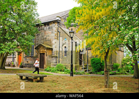 St Chad's Pfarrkirche und das Grundstück im späten Frühjahr Stockfoto