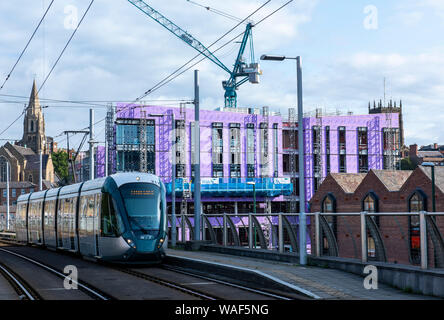 Eine Straßenbahn vorbei an der neuen Stadt Hub, Nottingham City Centre Nottinghamshire England Großbritannien Stockfoto