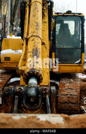 Arm- und Löffelzylinder von alten Bagger im Winter Outdoor, close-up Stockfoto