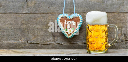 Große traditionelle Glas bayerischen Bier auf dem Oktoberfest in München. Stockfoto
