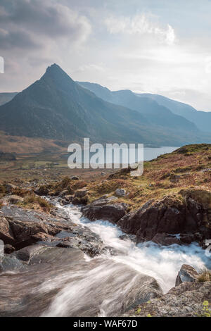 Moody malerische Aussicht auf Ogwen Valley, Mount Tryfan, Llyn Ogwen & Glyderau Berge in frühen Abendnebel, Snowdonia National Park, North Wales, Großbritannien. Stockfoto