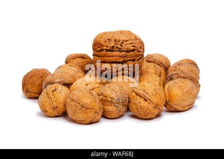 Haufen der Walnüsse, von denen einer mehr ist als die anderen, auf einem weißen Hintergrund isoliert Stockfoto