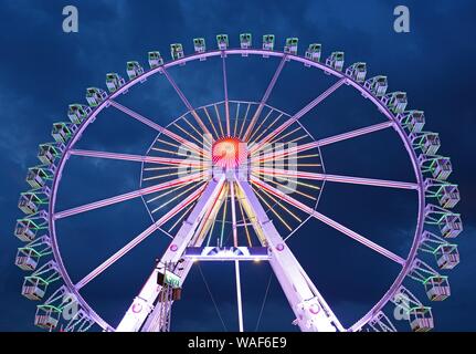 Riesenrad, Blaue Stunde, Hamburger Dom, Hamburg, Deutschland Stockfoto