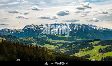 Schneebedeckte Berge Zahmer Kaiser vom Gipfel des Spitzstein, Erl, Österreich Stockfoto