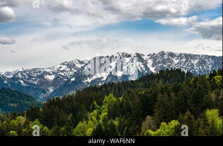 Schneebedeckte Berge Zahmer Kaiser vom Wanderweg zum Spitzstein, Erl, Österreich Stockfoto