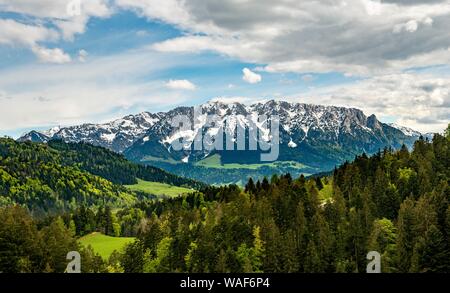 Schneebedeckte Berge Zahmer Kaiser vom Wanderweg zum Spitzstein, Erl, Österreich Stockfoto