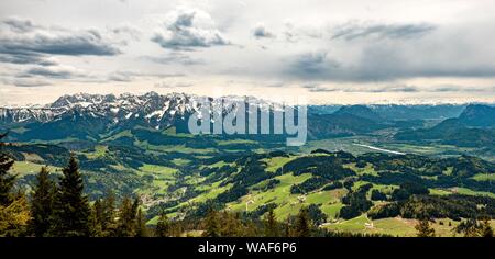 Schneebedeckte Berge Zahmer Kaiser vom Gipfel des Spitzstein, Erl, Österreich Stockfoto