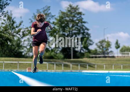 Athletik, Frau sprinten, Start von Start Block, Deutschland Stockfoto