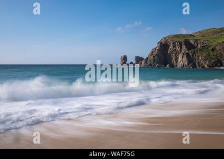 Wellen brechen am Strand von dalmore Dalmore, Strand, Insel Lewis, Schottland Stockfoto