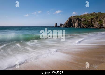 Wellen brechen am Strand von dalmore Dalmore, Strand, Insel Lewis, Schottland Stockfoto