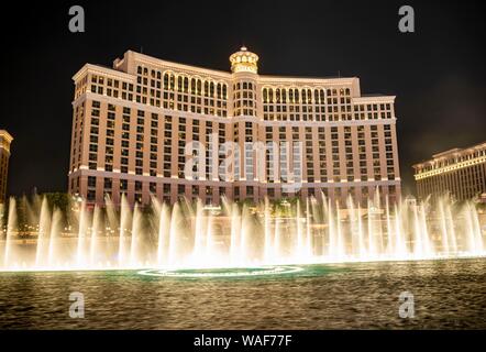 Beleuchtete Springbrunnen vor dem Bellagio Hotel bei Nacht, hotel, Las Vegas Strip, Las Vegas Boulevard, Las Vegas, Nevada, USA Stockfoto