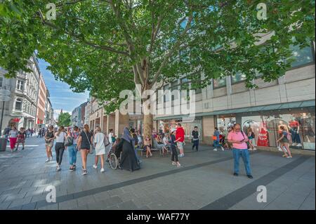 Fußgängerzone mit Platane (Platanus), Neuhauserstrasse, München, Oberbayern, Bayern, Deutschland Stockfoto