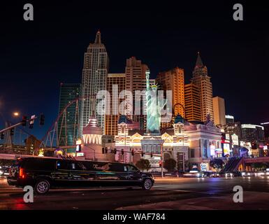 Stretchlimousine vor New York New York Hotel und Kasino in der Nacht, Las Vegas Strip, Las Vegas, Nevada, USA Stockfoto