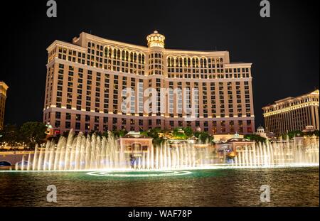 Beleuchtete Springbrunnen vor dem Bellagio Hotel bei Nacht, hotel, Las Vegas Strip, Las Vegas Boulevard, Las Vegas, Nevada, USA Stockfoto