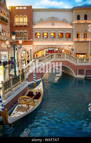 Replica Venedig, venezianischen Gondeln auf dem Canal, Grand Canal, Canal Grande, unter künstlichen Himmel, Venetian Resort Hotel Casino, Las Vegas Strip, Las Stockfoto