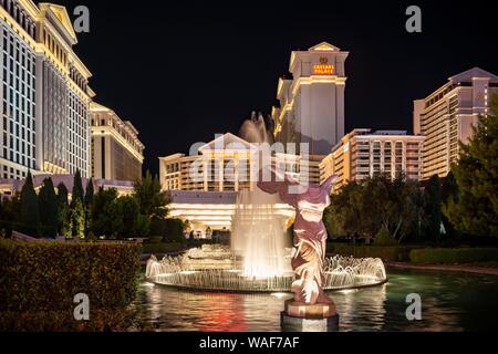 Brunnen und Römische Statue vor dem Hotel und Casino Caesars Palace, Nachtaufnahme, Las Vegas Strip, Las Vegas, Nevada, USA Stockfoto