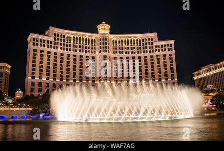 Licht und Wasser Brunnen, Springbrunnen vor dem Bellagio Hotel, Nachtaufnahme, Luxus Hotel, Las Vegas Strip, Las Vegas Boulevard, Las Vegas Stockfoto