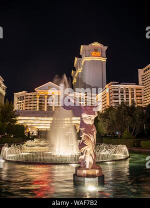 Brunnen und Römische Statue vor dem Hotel und Casino Caesars Palace, Nachtaufnahme, Las Vegas Strip, Las Vegas, Nevada, USA Stockfoto