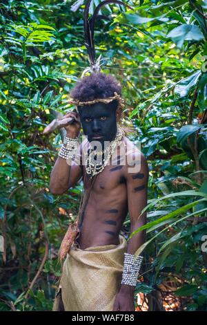 Traditionelle gekleideter Mann mit einem Speer, Ekasup Cultural Village, Efate, Vanuatu Stockfoto