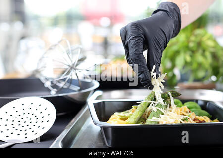 Box Diät. Der Koch bereitet - die Gerichte. Catering. Essen zum Mitnehmen in eine Box. Stockfoto