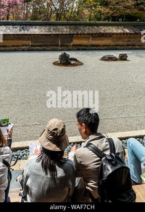 Touristen am Ryouan-ji Rock Garden, Zen-garten, Ryoanji-tempel, Kyoto, Japan Stockfoto