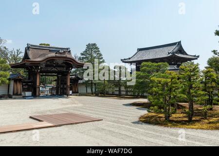Ninna-ji-Tempel Goten, Zen Garten, Messe Kies und Garten mit Eingangstor, Kyoto, Japan Stockfoto