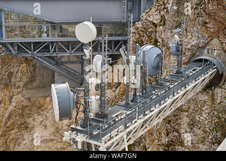 Garmisch-Partenkirchen, Deutschland, 5. August, 2019: Radio System- und Empfangsanlage auf einer horizontalen Mast auf der Zugspitze Stockfoto