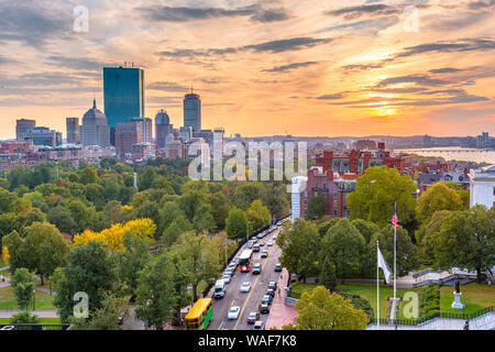 Boston, Massachusetts, USA Skyline der Innenstadt über den Park in der Abenddämmerung. Stockfoto