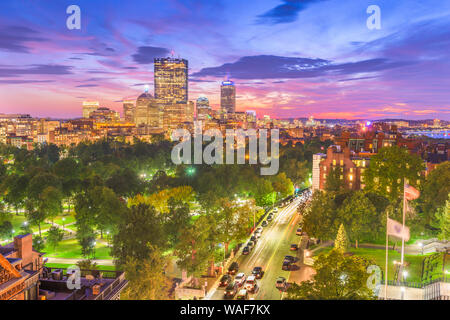Boston, Massachusetts, USA Skyline der Innenstadt über den Park in der Abenddämmerung. Stockfoto