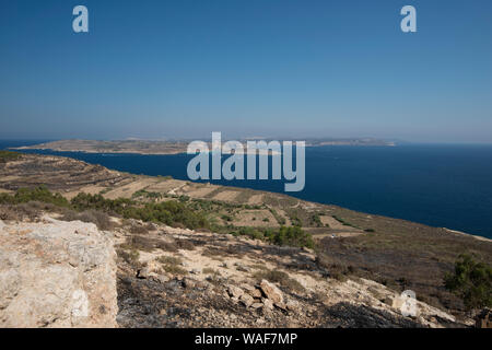 Blick auf gemeinsame Insel von Gozo und Malta im Hintergrund. Von der Fähre in Mgarr kann man zu Fuß den Hügel hinter dem Grand Hotel. Stockfoto