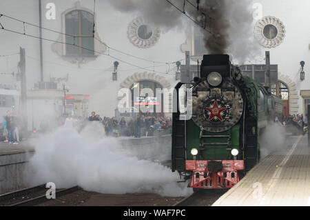 Moskau, Russische Föderation - 17. August 2019: Touren mit dem Zug von Moskau - Rjasan aus der Kasaner Bahnhof. Vorbereitungen für die Abreise. Stockfoto