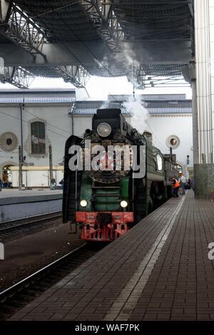 Moskau, Russische Föderation - 17. August 2019: Touren mit dem Zug von Moskau - Rjasan aus der Kasaner Bahnhof. Vorbereitungen für die Abreise. Stockfoto