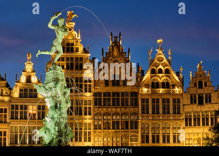 Antwerpen Grote Markt mit berühmten Brabo Statue und Brunnen bei Nacht, Belgien Stockfoto