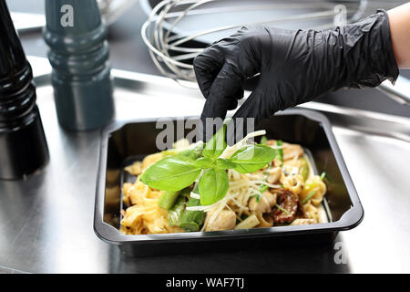 Box Diät. Der Koch bereitet - die Gerichte. Catering. Essen zum Mitnehmen in eine Box. Stockfoto