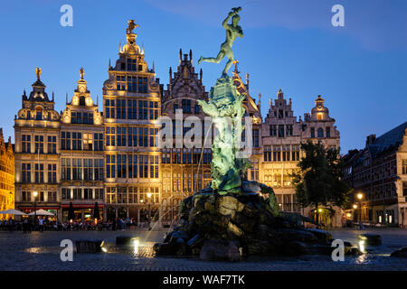 Antwerpen Grote Markt mit berühmten Brabo Statue und Brunnen bei Nacht, Belgien Stockfoto