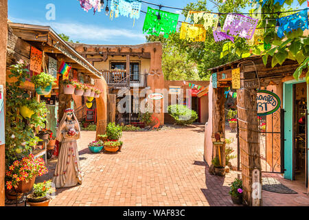 ALBUQUERQUE, NEW MEXICO - 29. JUNI 2019: Altstadt, Geschäfte und Restaurants in der Altstadt von Albuquerque. Stockfoto