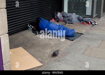 London. Der Strand. Obdachlose in der Tür schlafen.. Stockfoto